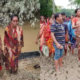 कीचड़ में घुसकर असम के बाढ़ प्रभावित लोगों तक पहुंच रही महिला अधिकारी ..