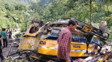 हिमाचल के कुल्लू में  सड़क हादसा, खाई में गिरी बस, 12 लोगों की मौत, तीन घायल..