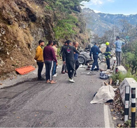 Vehicle fell into a deep ditch on Mussoorie Dehradun Road- Uknewsnetwork